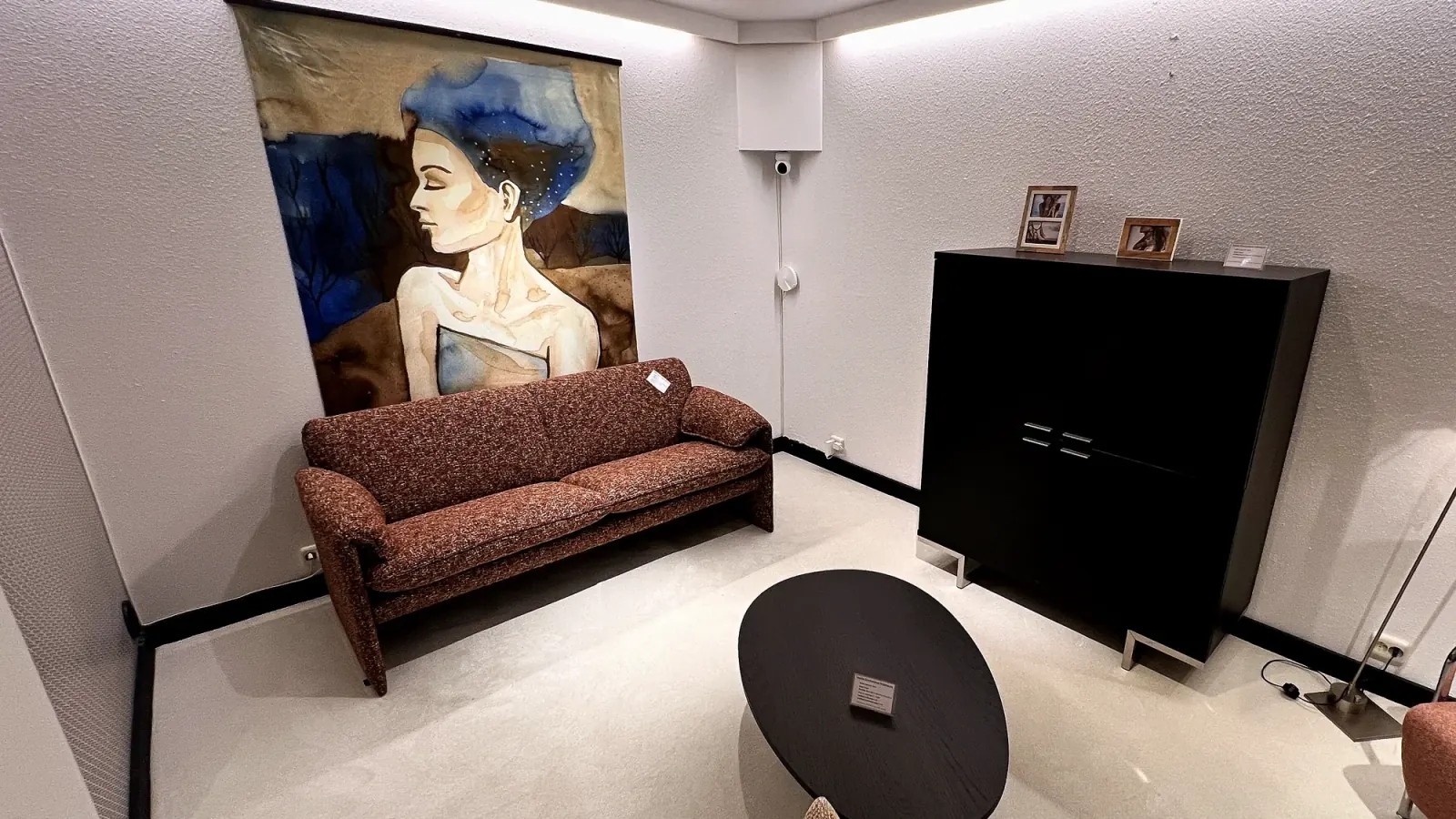Zitmeubelen en salonruimte in de showroom van Heida Interieurs