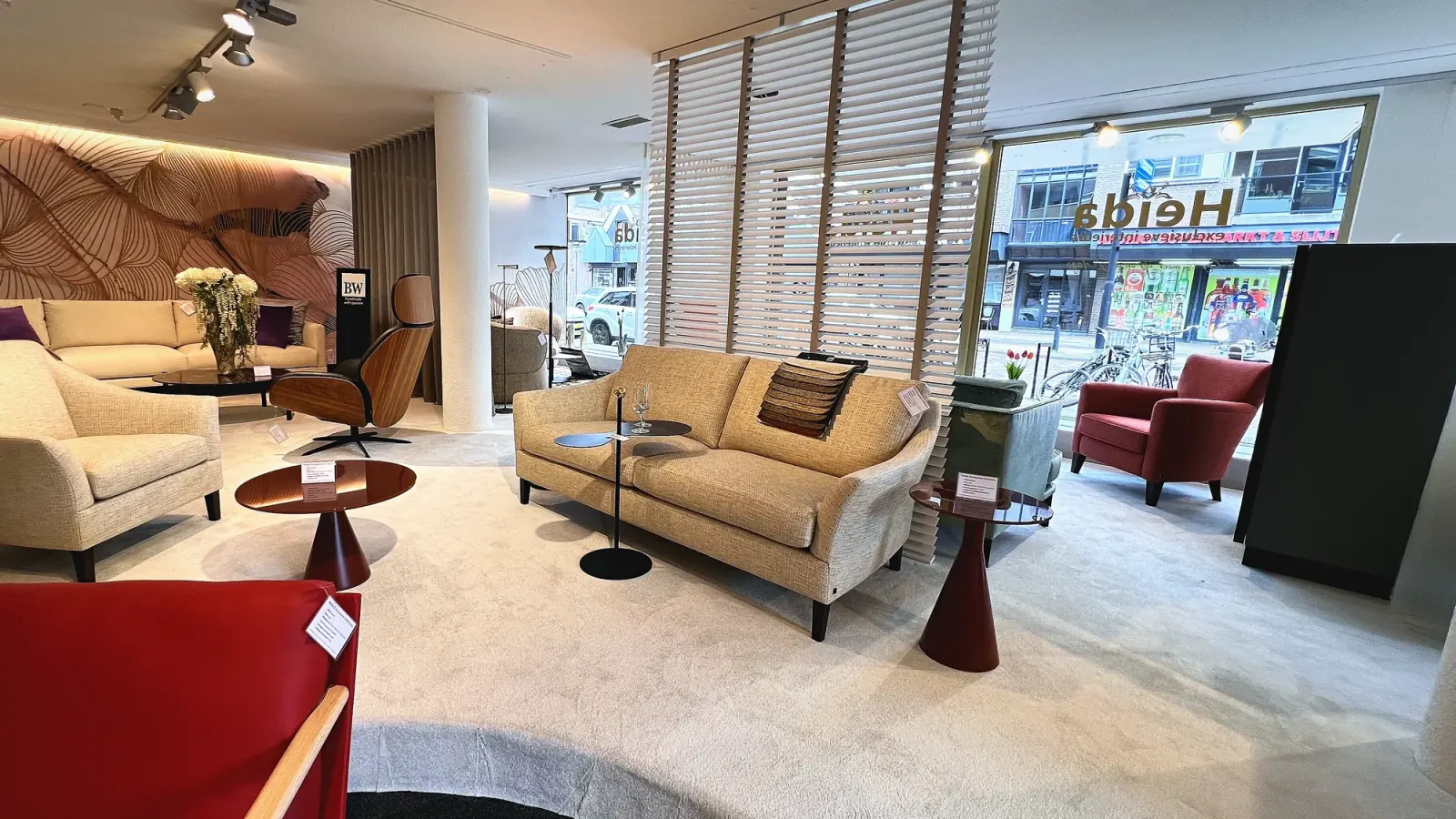 Raamdecoratie en zitmeubelen in de showroom van Heida Interieurs