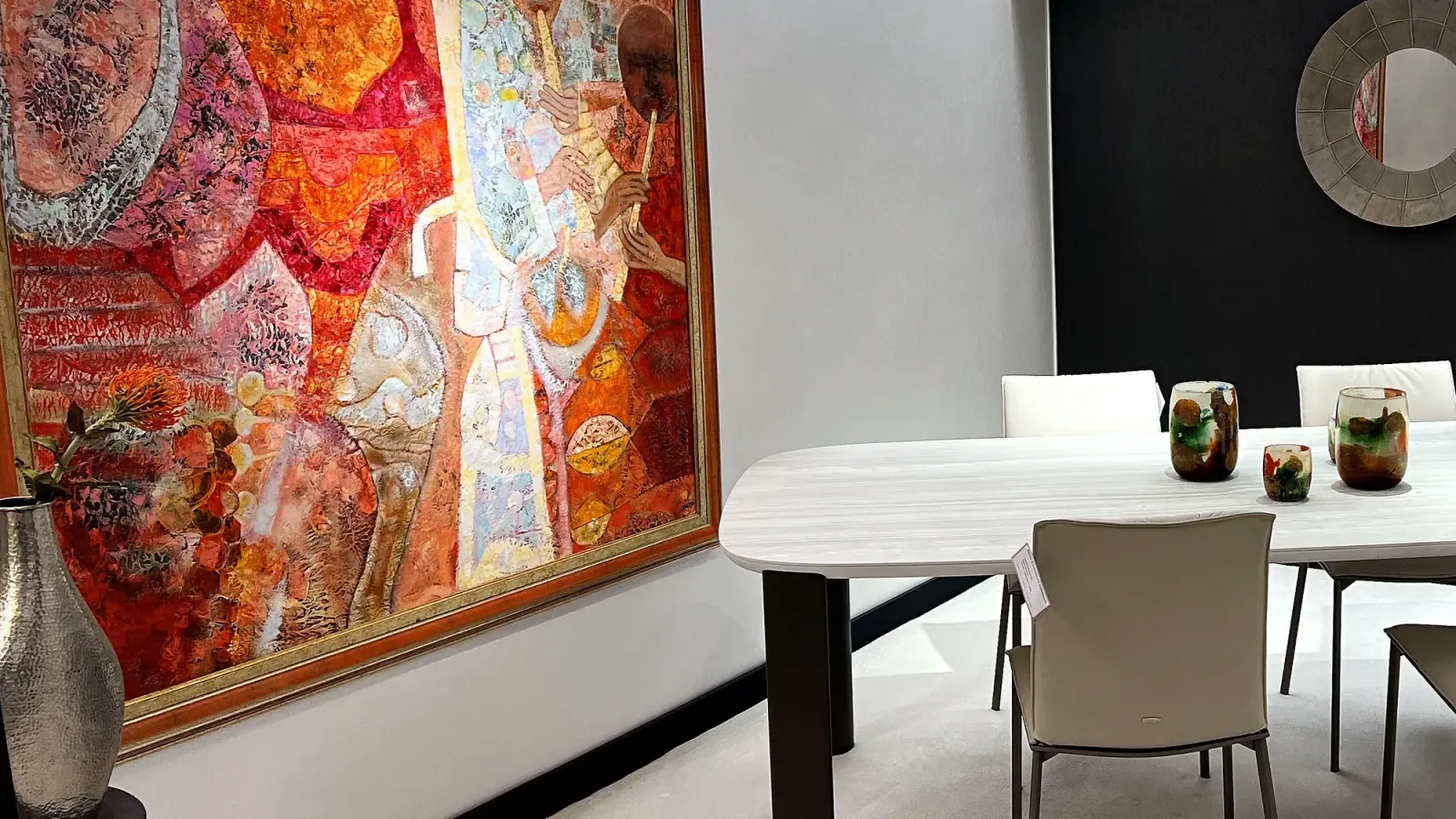 Eethoek met kunst en meubels in de showroom van Heida Interieurs