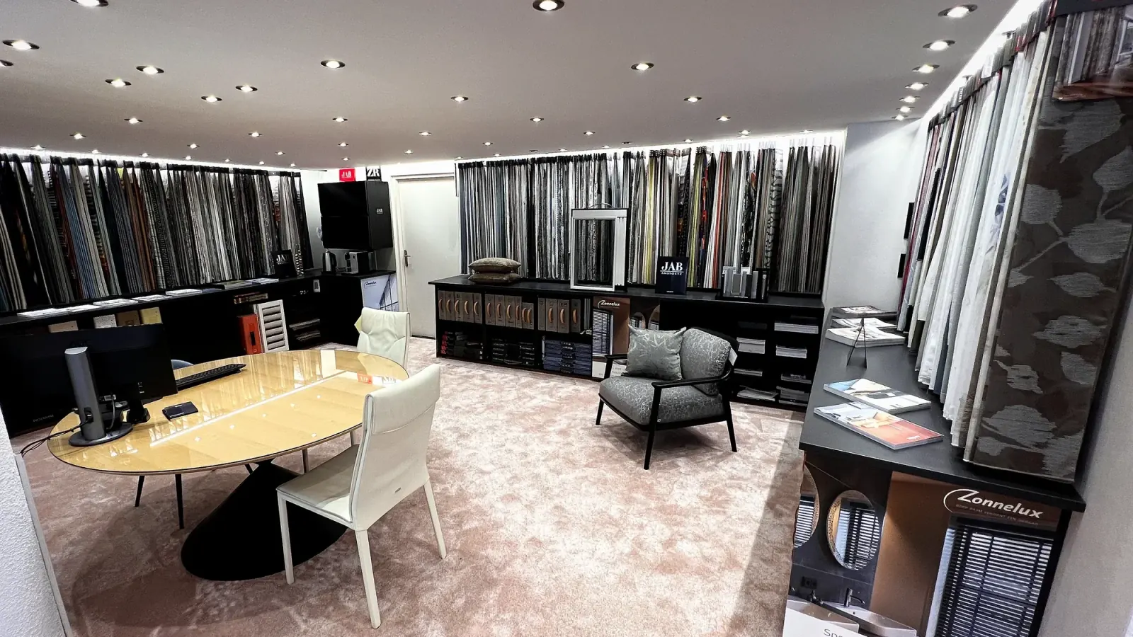 Stoffenatelier en gordijnadvies in de showroom van Heida Interieurs