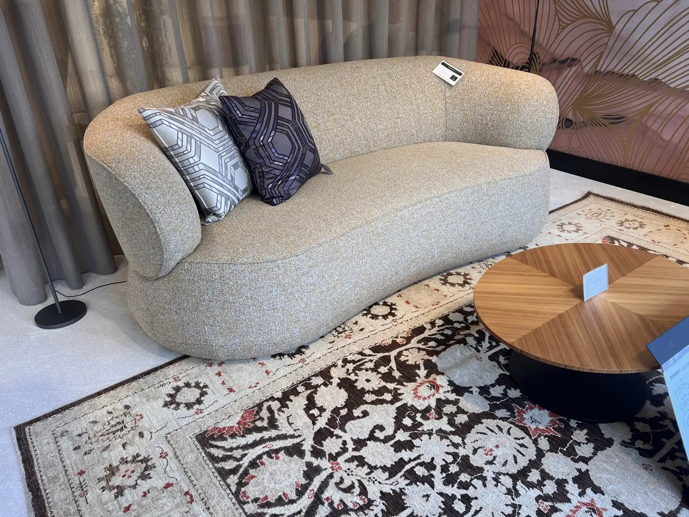 Gebogen bank, fauteuil en vloerkleed in de showroom van Heida Interieurs